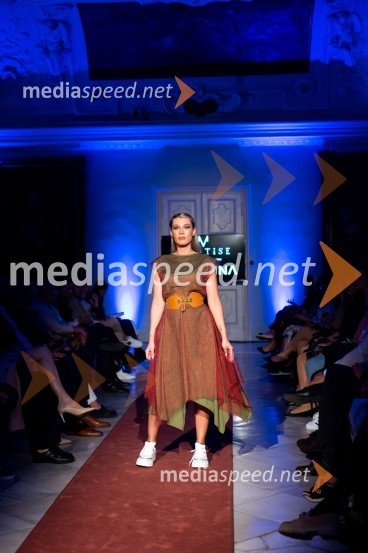 Mesec mode v muzeju, modna revija