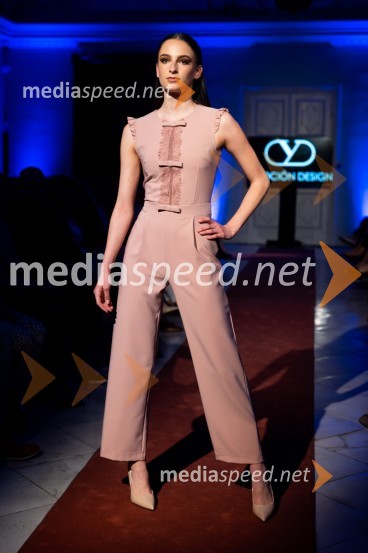 Mesec mode v muzeju, modna revija