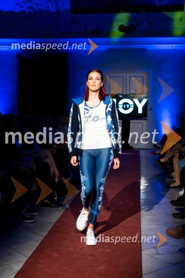 Mesec mode v muzeju, modna revija