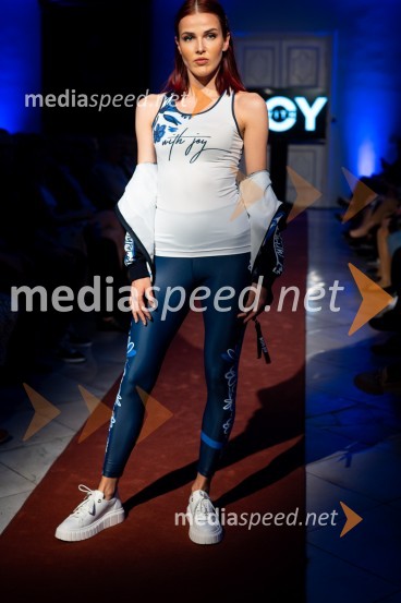 Mesec mode v muzeju, modna revija