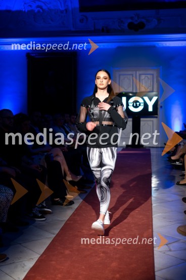 Mesec mode v muzeju, modna revija