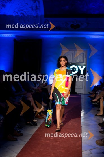 Mesec mode v muzeju, modna revija