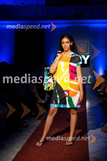 Mesec mode v muzeju, modna revija