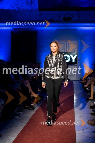 Mesec mode v muzeju, modna revija