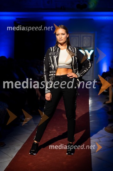 Mesec mode v muzeju, modna revija