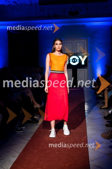 Mesec mode v muzeju, modna revija