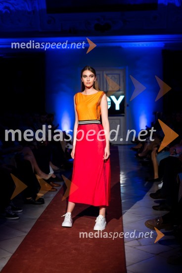 Mesec mode v muzeju, modna revija