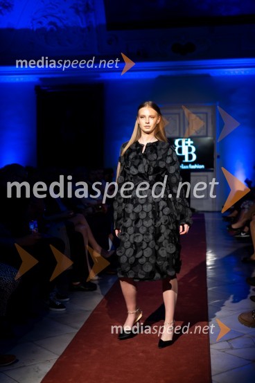 Mesec mode v muzeju, modna revija