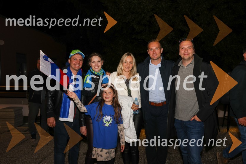  Matjaž Belca, vodja projektov RIKO, d. o. o.;  Lucija  Majal Belca, Riko d.o.o.;  Tina  Kuzele, Meplas d.o.o.;  Gašper Kuzele, Riko d.o.o.;  Armin Genorio, Riko, d.o.o.Slovenija - Madžarska, hokejska tekma, VIP