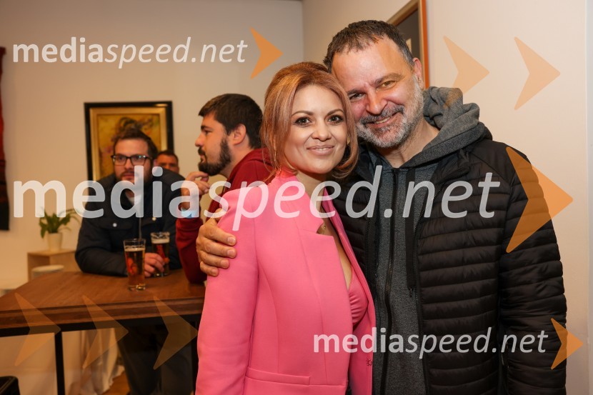  Nina Osenar Kontrec, pevka, voditeljica, model;  Davor BožičSlovenija - Madžarska, hokejska tekma, VIP