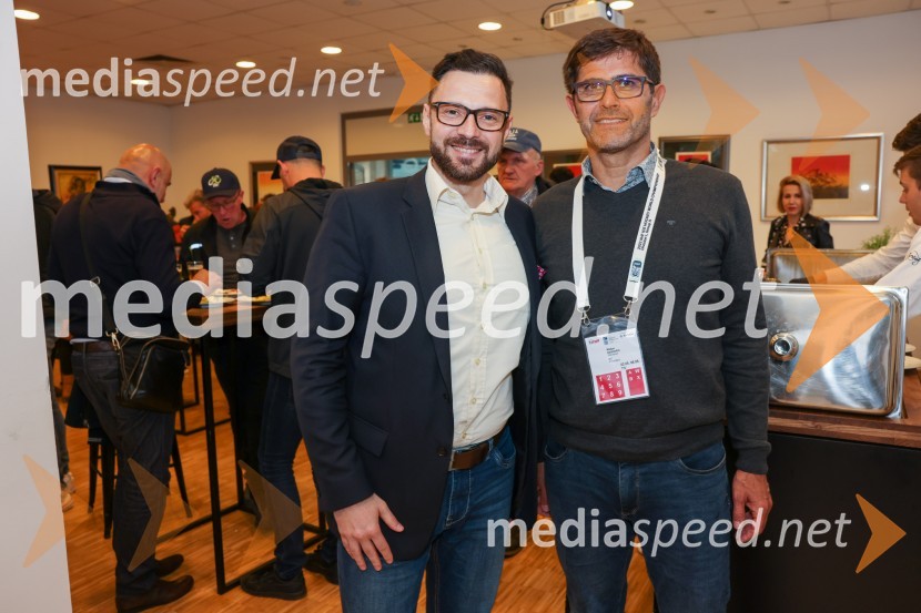  Andor Ferenc Dávid, madžarski veleposlanik v Sloveniji;  Matjaž Rakovec, predsednik Hokejske zveze SlovenijeSlovenija - Madžarska, hokejska tekma, VIP