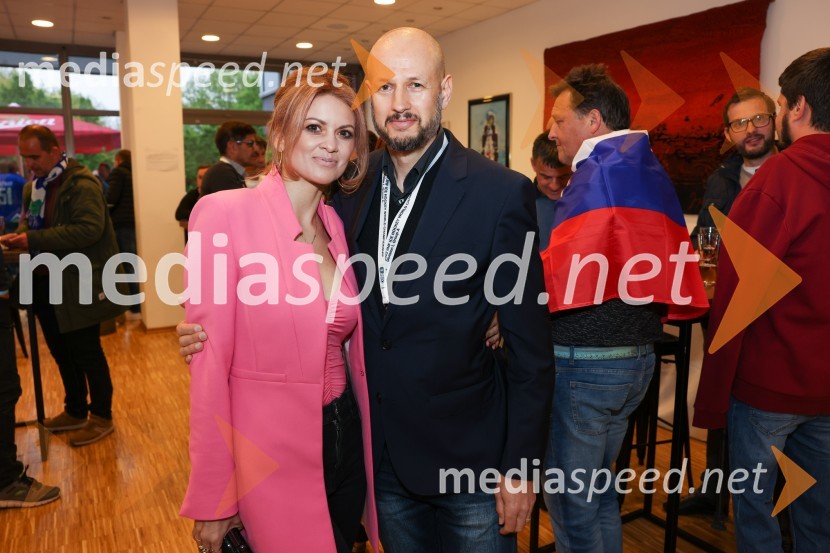  Nina Osenar Kontrec, pevka, voditeljica, model;  Dejan Kontrec, generalni sekretar, Hokejska zveza SlovenijeSlovenija - Madžarska, hokejska tekma, VIP