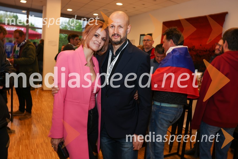  Nina Osenar Kontrec, pevka, voditeljica, model;  Dejan Kontrec, generalni sekretar, Hokejska zveza SlovenijeSlovenija - Madžarska, hokejska tekma, VIP