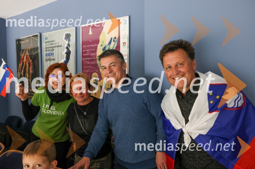  Darja Plaznik;  Tanja Ploj;  mag. Janez Sodržnik, prvi podpredsednik Fundacije Olimpijskega komiteja-Združenja športnih zvez za podporo športnikom iz socialno šibkih okolij;  Bogdan PlaznikSlovenija - Madžarska, hokejska tekma, VIP