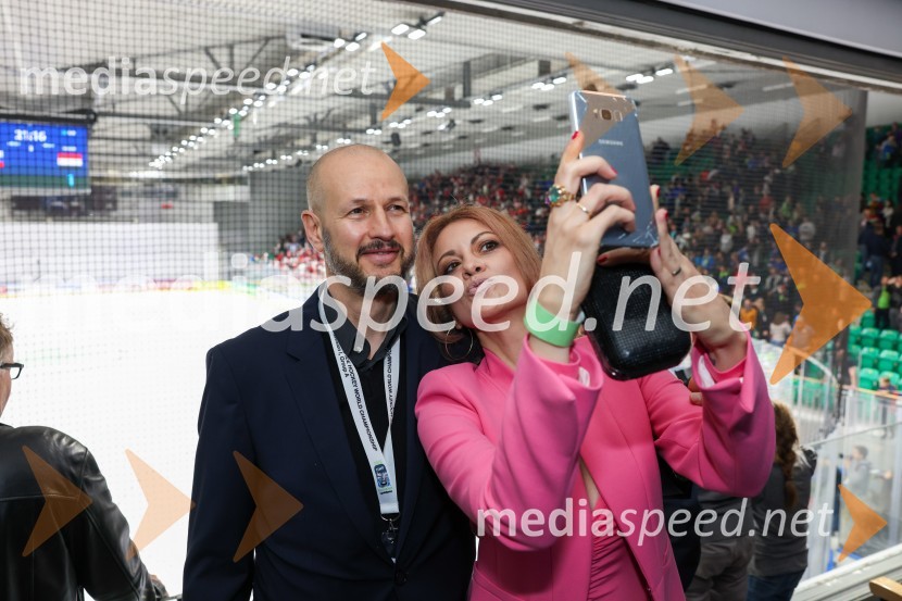  Dejan Kontrec, generalni sekretar, Hokejska zveza Slovenije;  Nina Osenar Kontrec, pevka, voditeljica, modelSlovenija - Madžarska, hokejska tekma, VIP