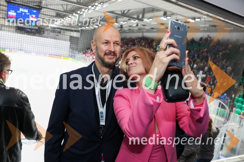  Dejan Kontrec, generalni sekretar, Hokejska zveza Slovenije;  Nina Osenar Kontrec, pevka, voditeljica, modelSlovenija - Madžarska, hokejska tekma, VIP
