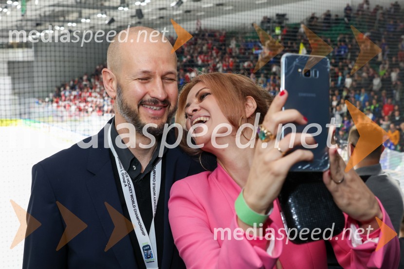  Dejan Kontrec, generalni sekretar, Hokejska zveza Slovenije;  Nina Osenar Kontrec, pevka, voditeljica, modelSlovenija - Madžarska, hokejska tekma, VIP