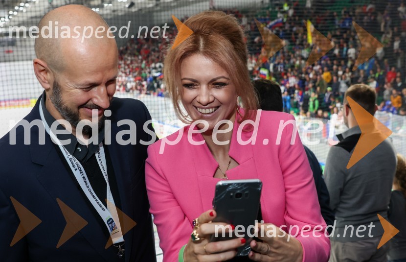  Dejan Kontrec, generalni sekretar, Hokejska zveza Slovenije;  Nina Osenar Kontrec, pevka, voditeljica, modelSlovenija - Madžarska, hokejska tekma, VIP