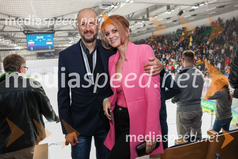  Dejan Kontrec, generalni sekretar, Hokejska zveza Slovenije;  Nina Osenar Kontrec, pevka, voditeljica, modelSlovenija - Madžarska, hokejska tekma, VIP