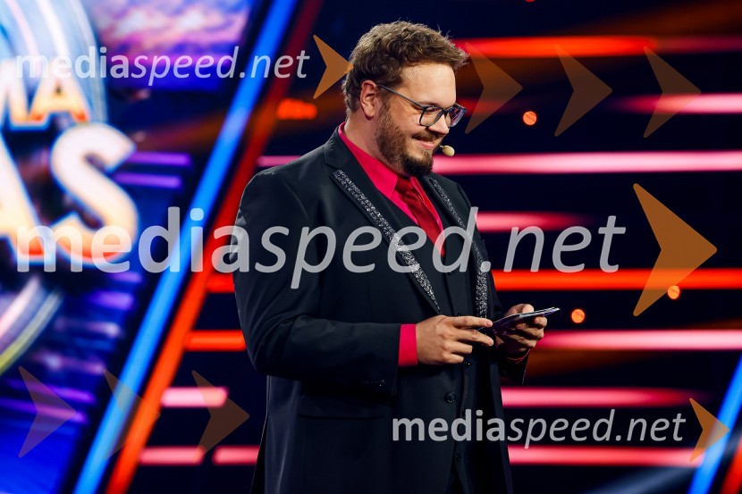  Sašo Stare, stand up komik, voditeljZnan obraz ima svoj glas, 8. oddaja