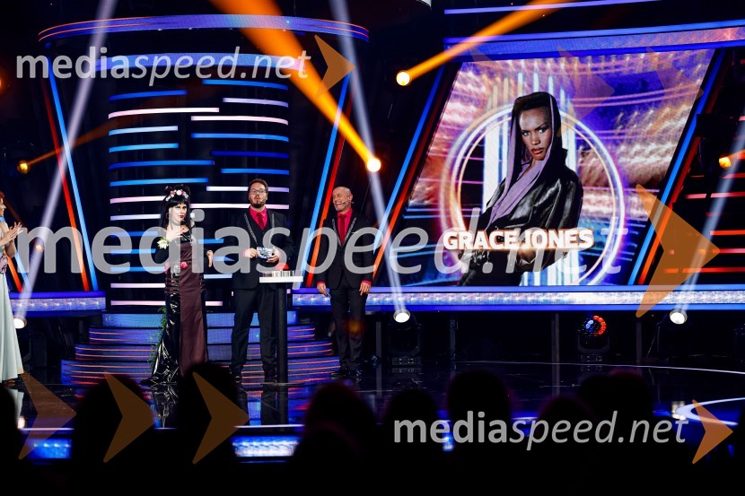  Damjana Golavšek, pevka;  Sašo Stare, stand up komik, voditelj;  Peter Poles, televizijski voditeljZnan obraz ima svoj glas, 8. oddaja