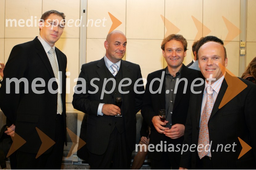 Gorazd Slak, programski direktor POP tv in kanala A, Pavel Vrabec, direktor marketinga POP tv in kanala A, Uroš Slak, voditelj oddaje Trenja na Pop Tv in Marjan Jurenec, generalni direktro POP tv in kanala A
Miss Slovenije 2005, finale