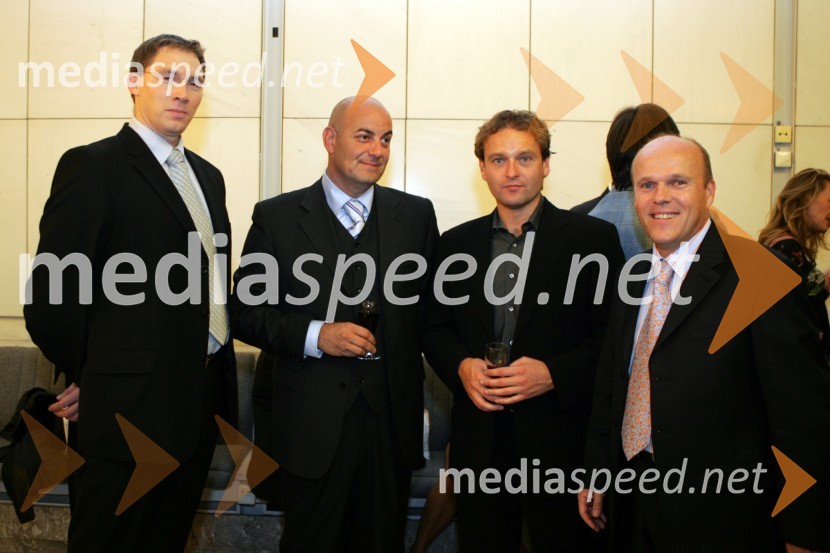 Gorazd Slak, programski direktor POP tv in kanala A, Pavel Vrabec, direktor marketinga POP tv in kanala A, Uroš Slak, voditelj oddaje Trenja na Pop Tv in Marjan Jurenec, generalni direktro POP tv in kanala A
Miss Slovenije 2005, finale