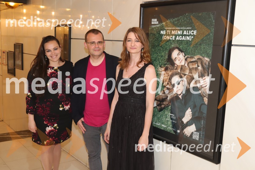  Mojca Marič, lektorica;  Alan Kavčič, predstavnik za odnose z javnostmi SNG Maribor;  Maja Borin, dramaturginjaNe ti meni Alice, premiera avtorskega projekta, SNG Maribor