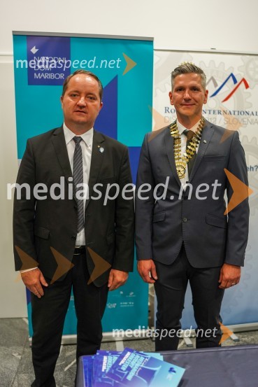  Bojan Vrhovšek, asistent guvernerja v D 1912 Slovenija in Severna Makedonija;  Matej Kolenc, predsednik, Rotary MariborDobrodelni koncert mednarodnega rotarijskega orkestra ob 30-letnici Rotary kluba Maribor