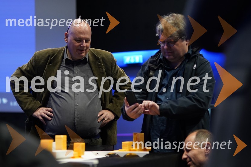 dr. Andrej Šmid, predsednik Društva arhitektov Maribor;  ... Šestim arhitekturnim birojem danes predstavljeno gradivo za ureditev območja »Levi breg«