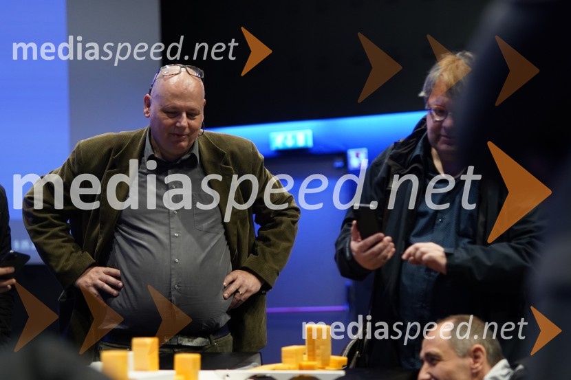 dr. Andrej Šmid, predsednik Društva arhitektov MariborŠestim arhitekturnim birojem danes predstavljeno gradivo za ureditev območja »Levi breg«