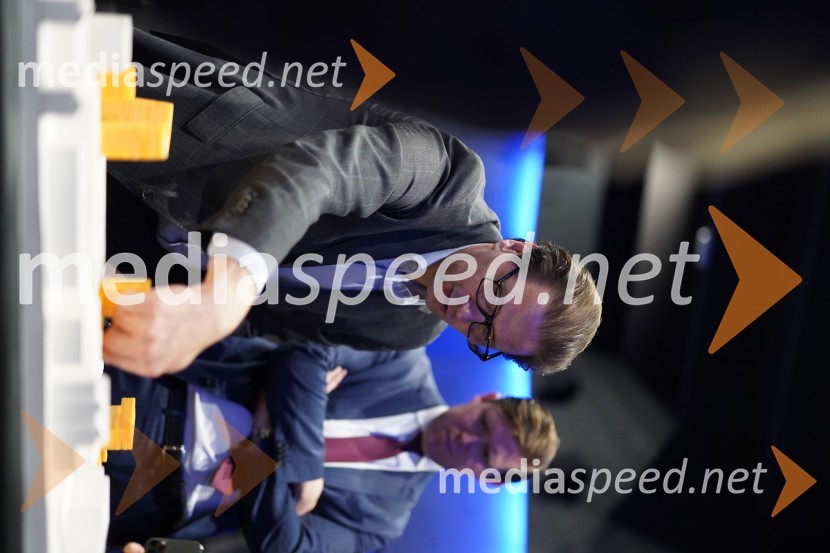  Matija Gantar, član upravnega odbora KD Group;  Stipe Jerić, direktor MariboxŠestim arhitekturnim birojem danes predstavljeno gradivo za ureditev območja »Levi breg«