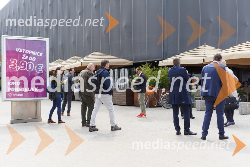 Šestim arhitekturnim birojem danes predstavljeno gradivo za ureditev območja »Levi breg«