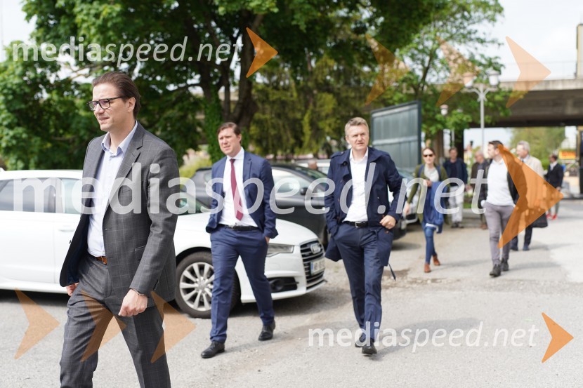  Stipe Jerić, direktor Maribox;  Matija Gantar, član upravnega odbora KD Group;  ... Šestim arhitekturnim birojem danes predstavljeno gradivo za ureditev območja »Levi breg«