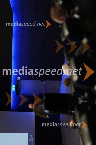 dr. Andrej Šmid, predsednik Društva arhitektov MariborŠestim arhitekturnim birojem danes predstavljeno gradivo za ureditev območja »Levi breg«