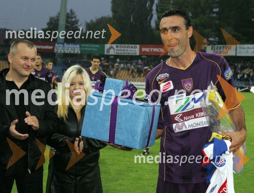 Poslanec SLS Franc Kangler, ... in nogometaš Stipe Balajič z dariliStipe Balajič poslovilna tekma