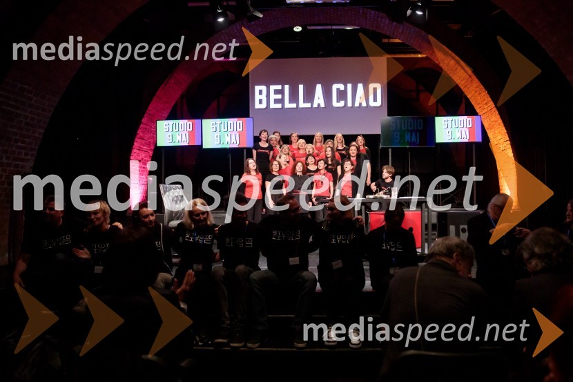 Ženski pevski zbor KombinatDan zmage z Marcelom Štefančičem Jr