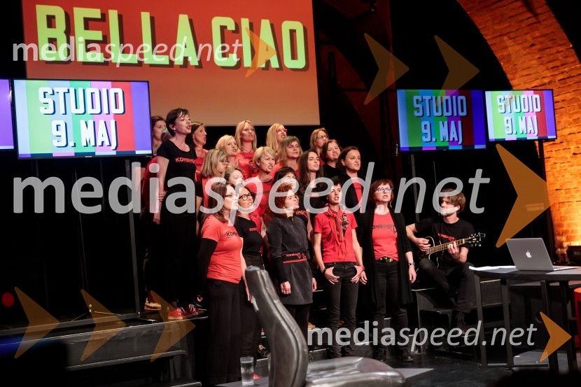 Ženski pevski zbor KombinatDan zmage z Marcelom Štefančičem Jr