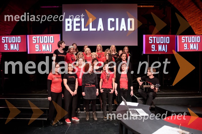 Ženski pevski zbor KombinatDan zmage z Marcelom Štefančičem Jr