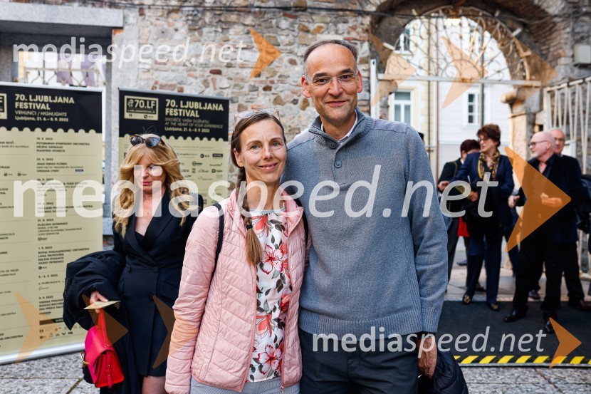  Mojca Salkič;  Aleksander Salkič, vodja službe za odnose z javnostmi PetrolOtvoritev nove strehe v Poletnem gledališču Križank