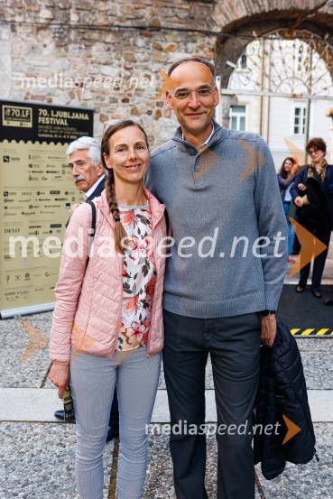  Mojca Salkič;  Aleksander Salkič, vodja službe za odnose z javnostmi PetrolOtvoritev nove strehe v Poletnem gledališču Križank