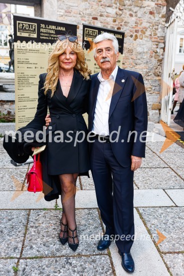  Darja Kuhar Kotnik, soustanoviteljica in podpredsednica Društva za zdravje naroda;  Rajko Kotnik, bivši državni pravobranilec in predsednik Lions kluba Ljubljana RožnikOtvoritev nove strehe v Poletnem gledališču Križank