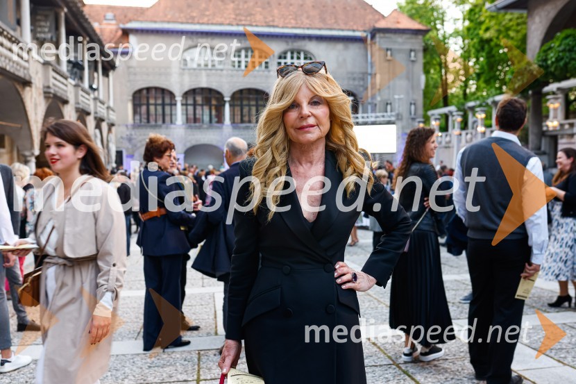  Darja Kuhar Kotnik, soustanoviteljica in podpredsednica Društva za zdravje narodaOtvoritev nove strehe v Poletnem gledališču Križank