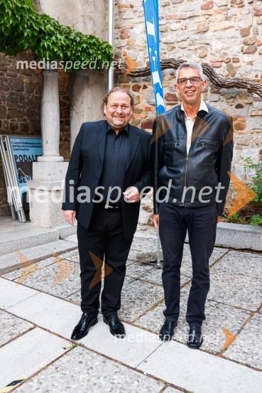  Darko  Brlek, direktor in umetniški vodja, Festival Ljubljana;  Andrej  Kren, glavni direktor družbe Delo d.o.o.Otvoritev nove strehe v Poletnem gledališču Križank