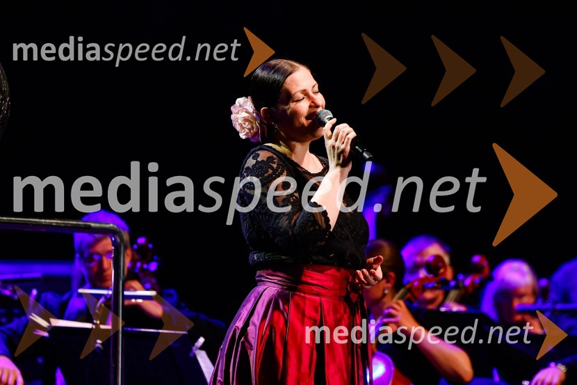  Nuška Drašček, pevkaOtvoritev nove strehe v Poletnem gledališču Križank