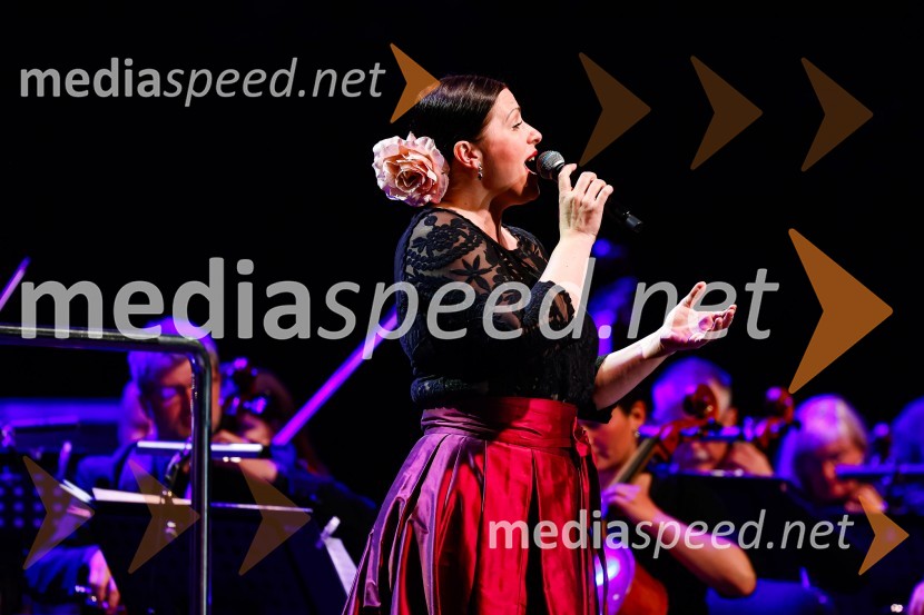  Nuška Drašček, pevkaOtvoritev nove strehe v Poletnem gledališču Križank