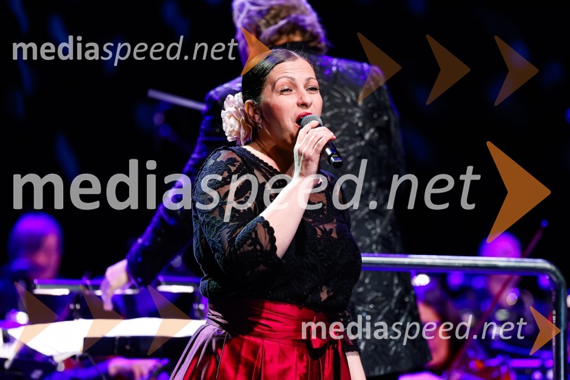  Nuška Drašček, pevkaOtvoritev nove strehe v Poletnem gledališču Križank