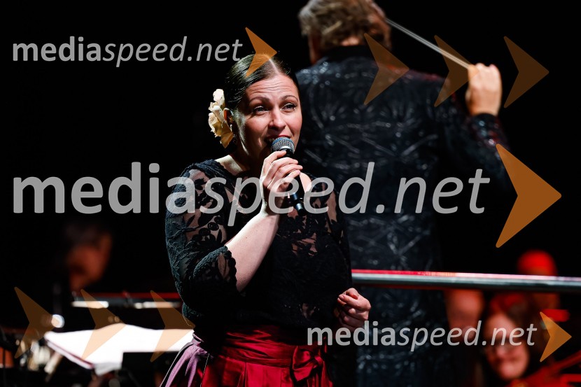  Nuška Drašček, pevkaOtvoritev nove strehe v Poletnem gledališču Križank