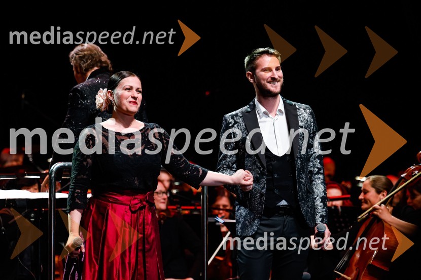  Nuška Drašček, pevka;  Gregor Ravnik, pevecOtvoritev nove strehe v Poletnem gledališču Križank