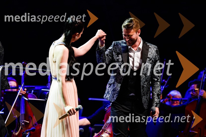  Elvira  Hasanagić, sopranistka;  Gregor Ravnik, pevecOtvoritev nove strehe v Poletnem gledališču Križank